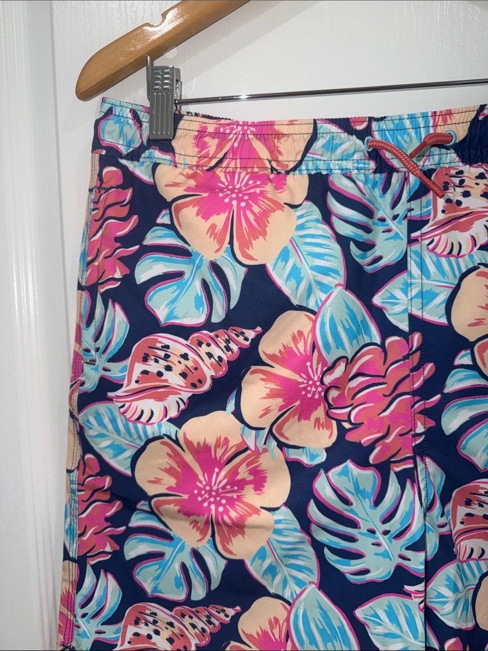 Vineyard Vines  Floral Navy Tropical Print Shorts - Pink & Blue youth boys xl 18